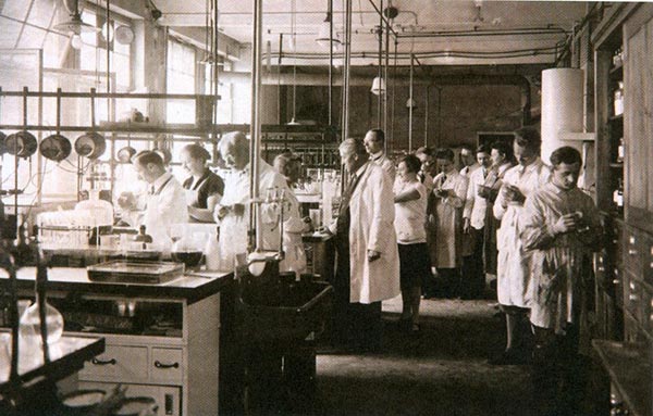 اولین دوره آموزش در آزمایشگاه شرکت اشلوتر در دهه 50